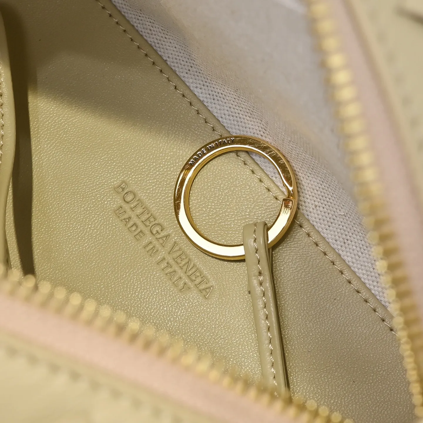 Batch 1360 BOTTEGA VENETA new loop is here! ! Many girls who like BV have owned the Loop bag. It has a simple appearance, classic weaving, and a compact and lightweight bag shape. This innovation continues the "camera bag" shape. Unlike the traditional Loop bag, which can only be worn as a crossbody bag, this innovation It can be carried by hand or cross-body, satisfying both the concave shape and daily needs. The oversized buckle can be folded and used as a handle. The sultry heat in summer ☀️ usually reduces people's desires. Having a lightweight bag will greatly enhance the happiness of traveling🫧 Style number: 6615 Size: 19*12*9cm